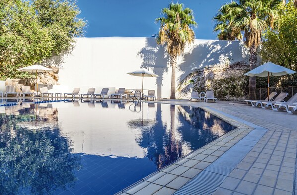 Piscine extérieure en saison, accès possible de 9 h à 18 h, parasols