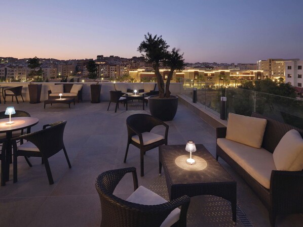 2 restaurants, breakfast, lunch, dinner served; international cuisine - Mövenpick Hotel Amman (Amman)