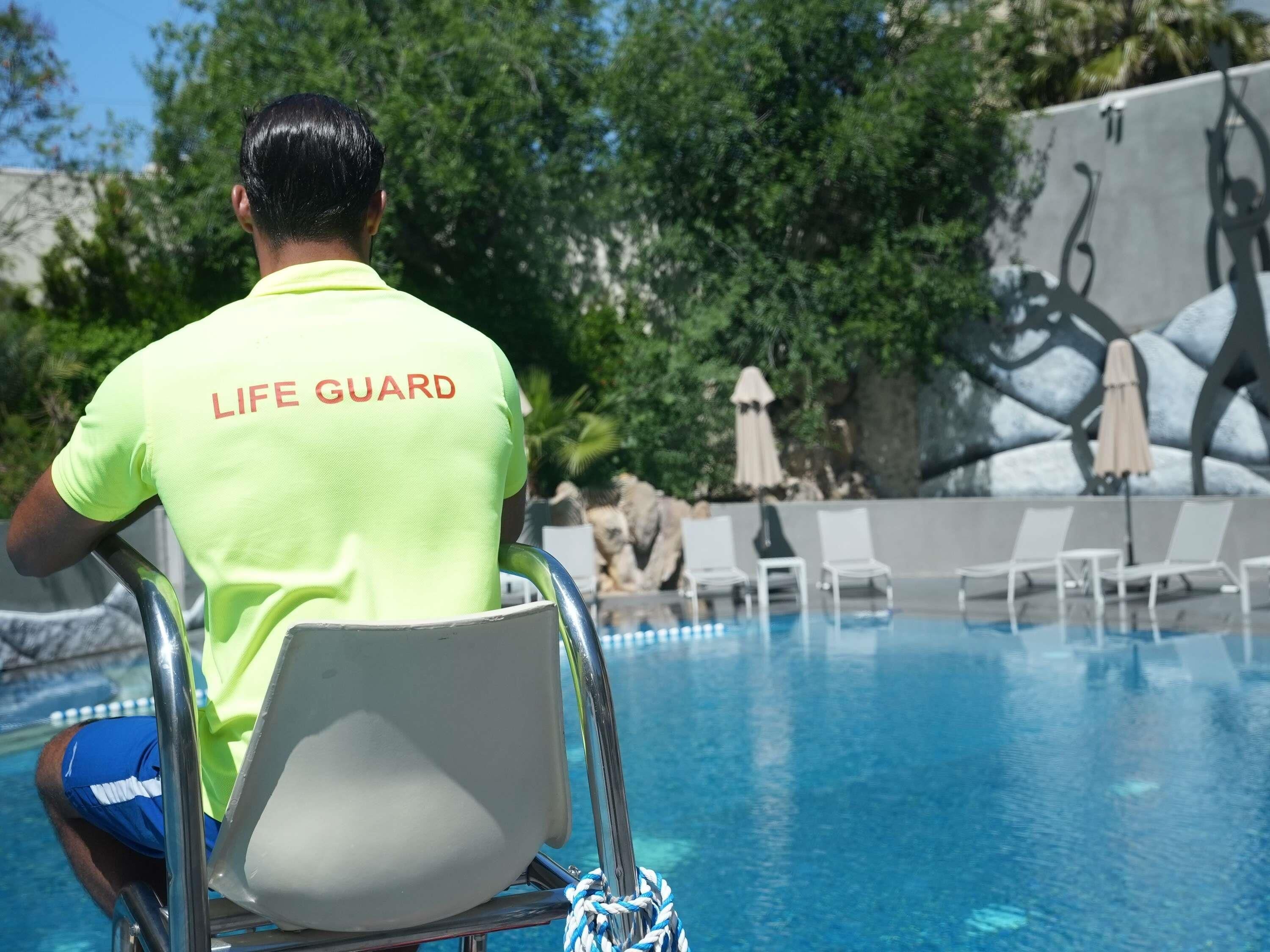 Außenpool (je nach Saison geöffnet), Sonnenschirme, Liegestühle