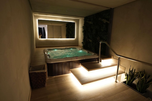 Behandelingskamers voor koppels, een sauna, een stoombad