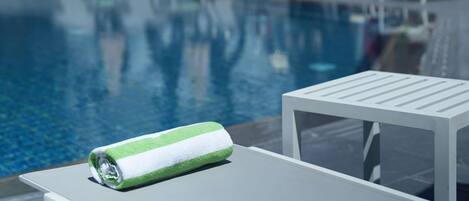 Een seizoensgebonden buitenzwembad, parasols voor strand/zwembad