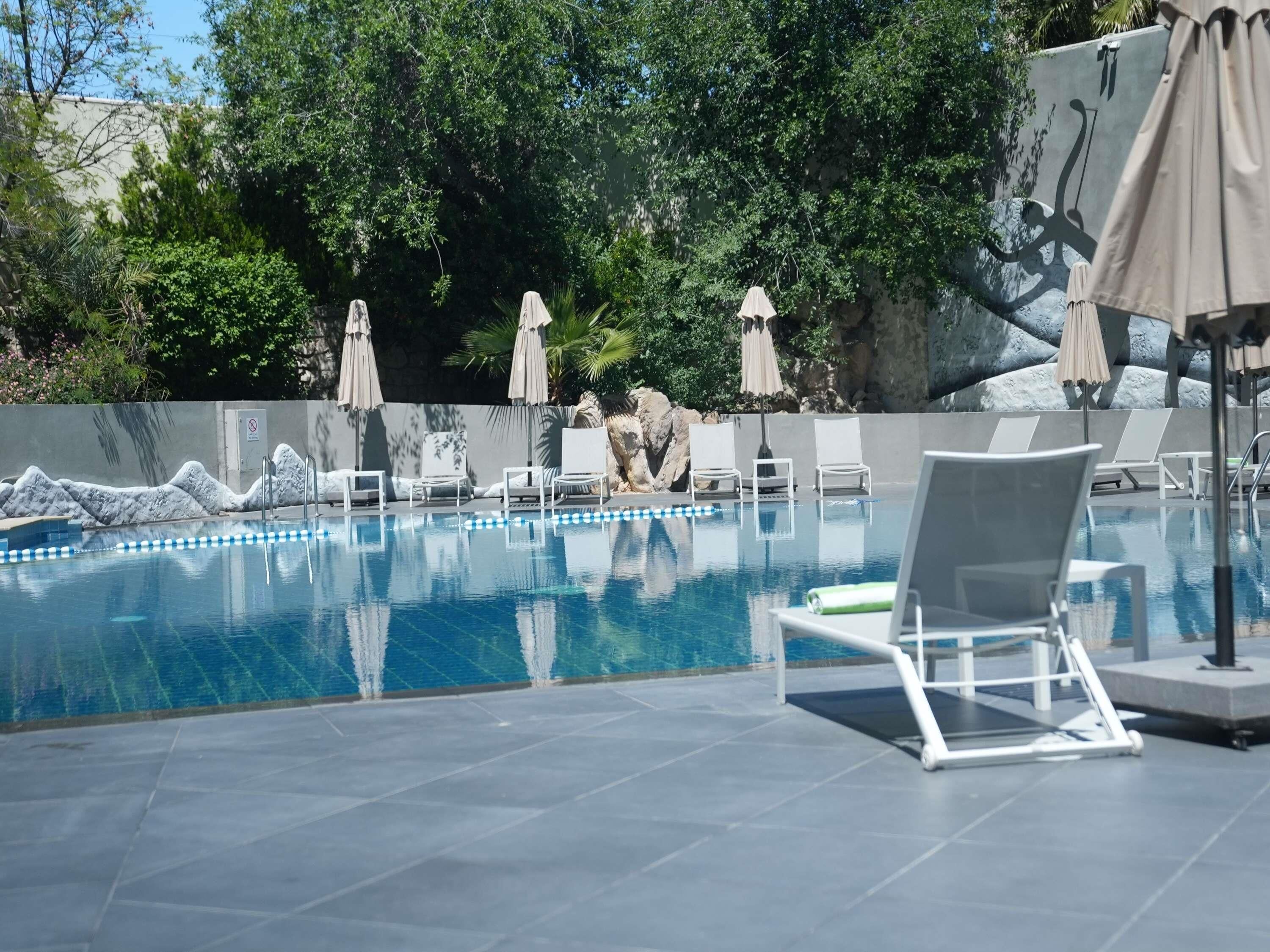 Kauden mukainen ulkouima-allas avoinna 9.00–18.00, aurinkovarjoja