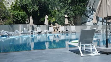 Kauden mukainen ulkouima-allas avoinna 9.00–18.00, aurinkovarjoja