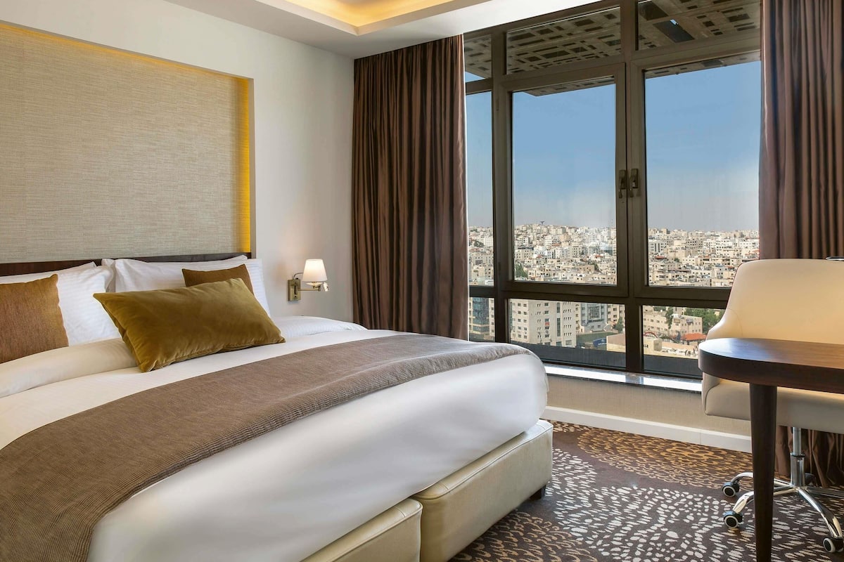 Executive-Suite, 1 Doppelbett, Stadtblick | 1 Schlafzimmer, Allergikerbettwaren, Minibar, Zimmersafe