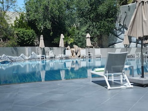 Piscine extérieure en saison, accès possible de 9 h à 18 h, parasols