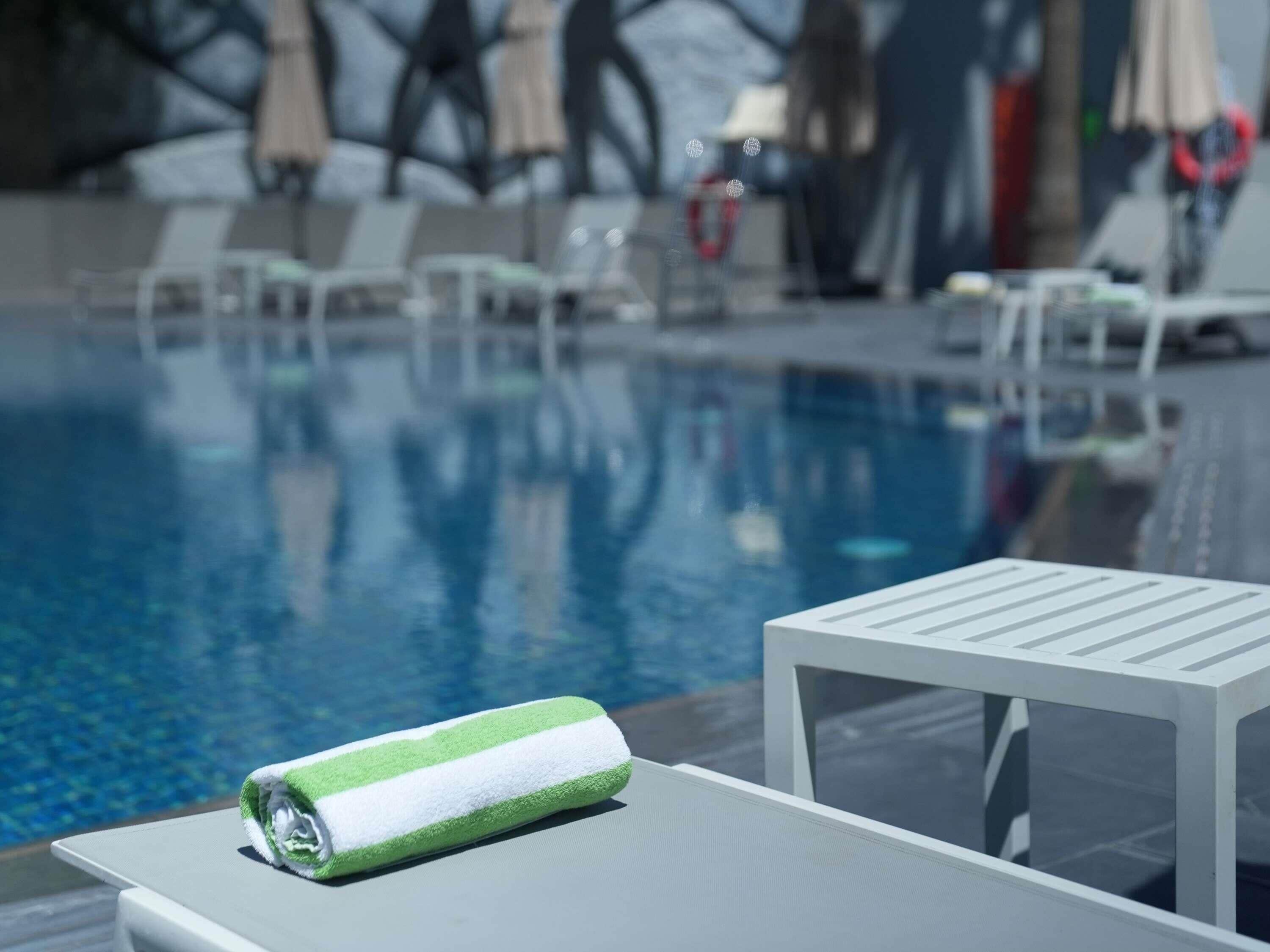 Piscina externa sazonal, funciona das 9h às 18h, guarda-sóis