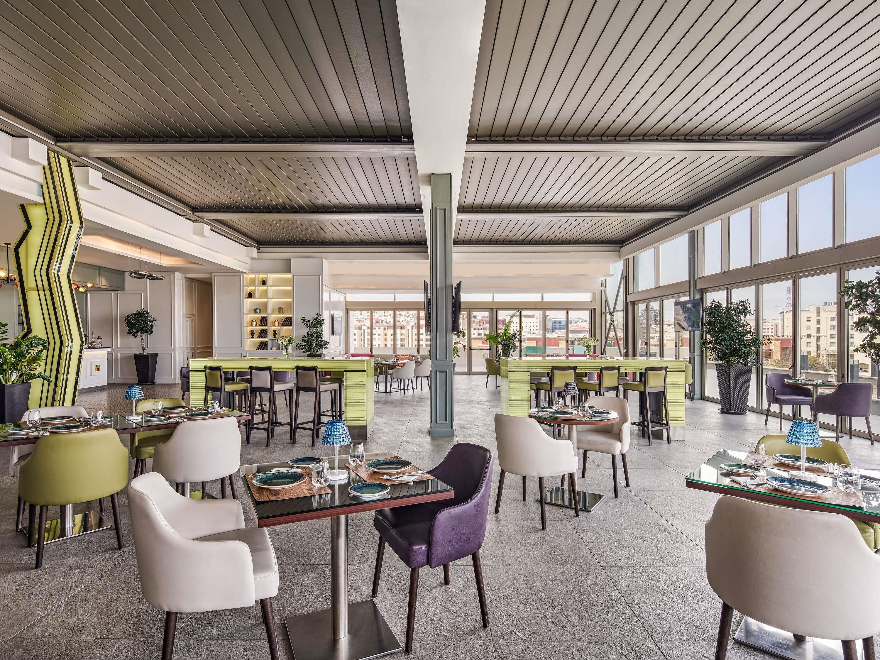 2 restaurants, spécialités Cuisine internationale