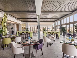 2 restaurantes; se sirve desayuno, almuerzo y cena; cocina internacional