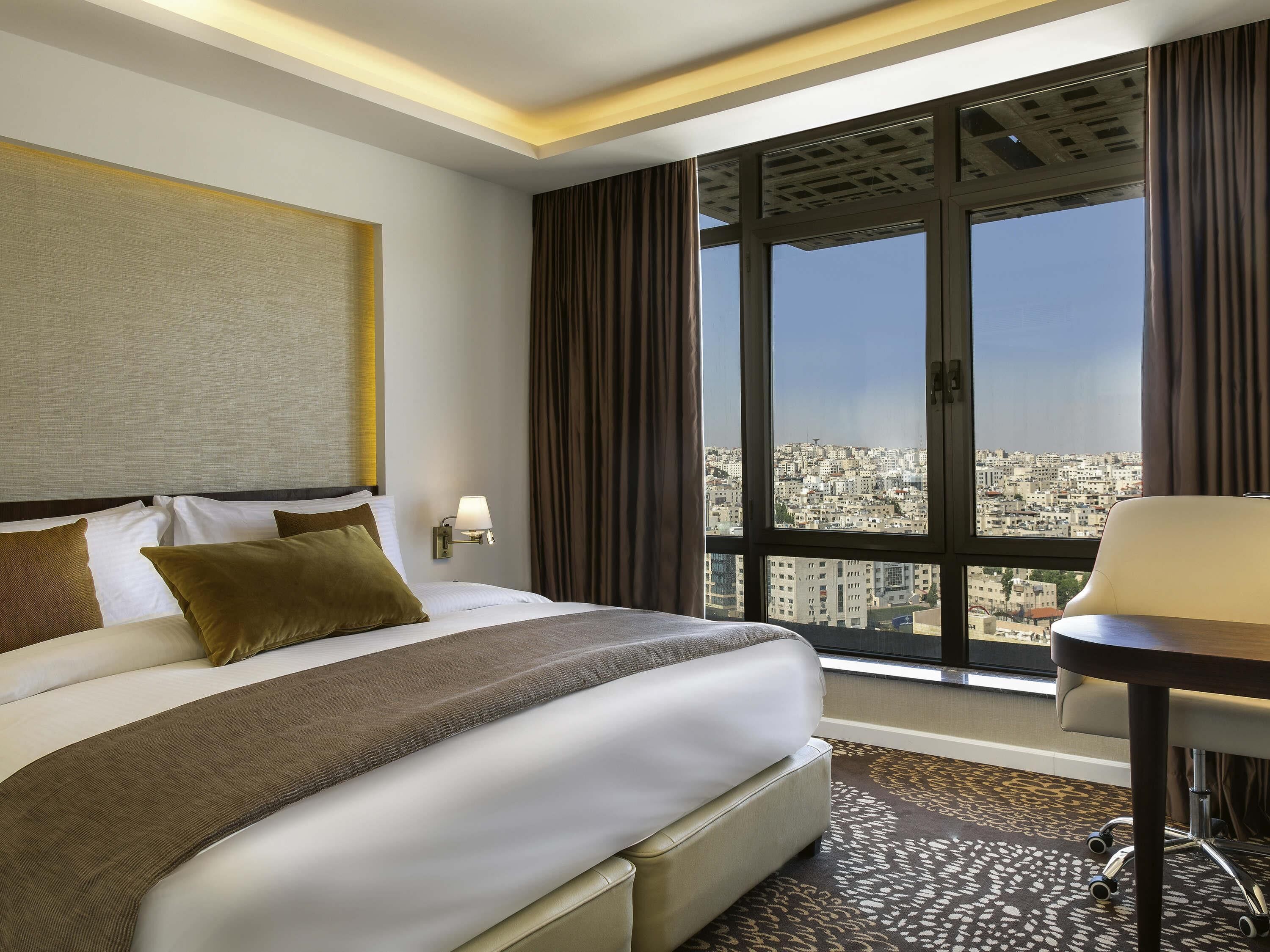 Executive Suite, 1 Double Bed, City View | 1 bedroom, hypo-allergenic bedding available, minibar, in-room safe