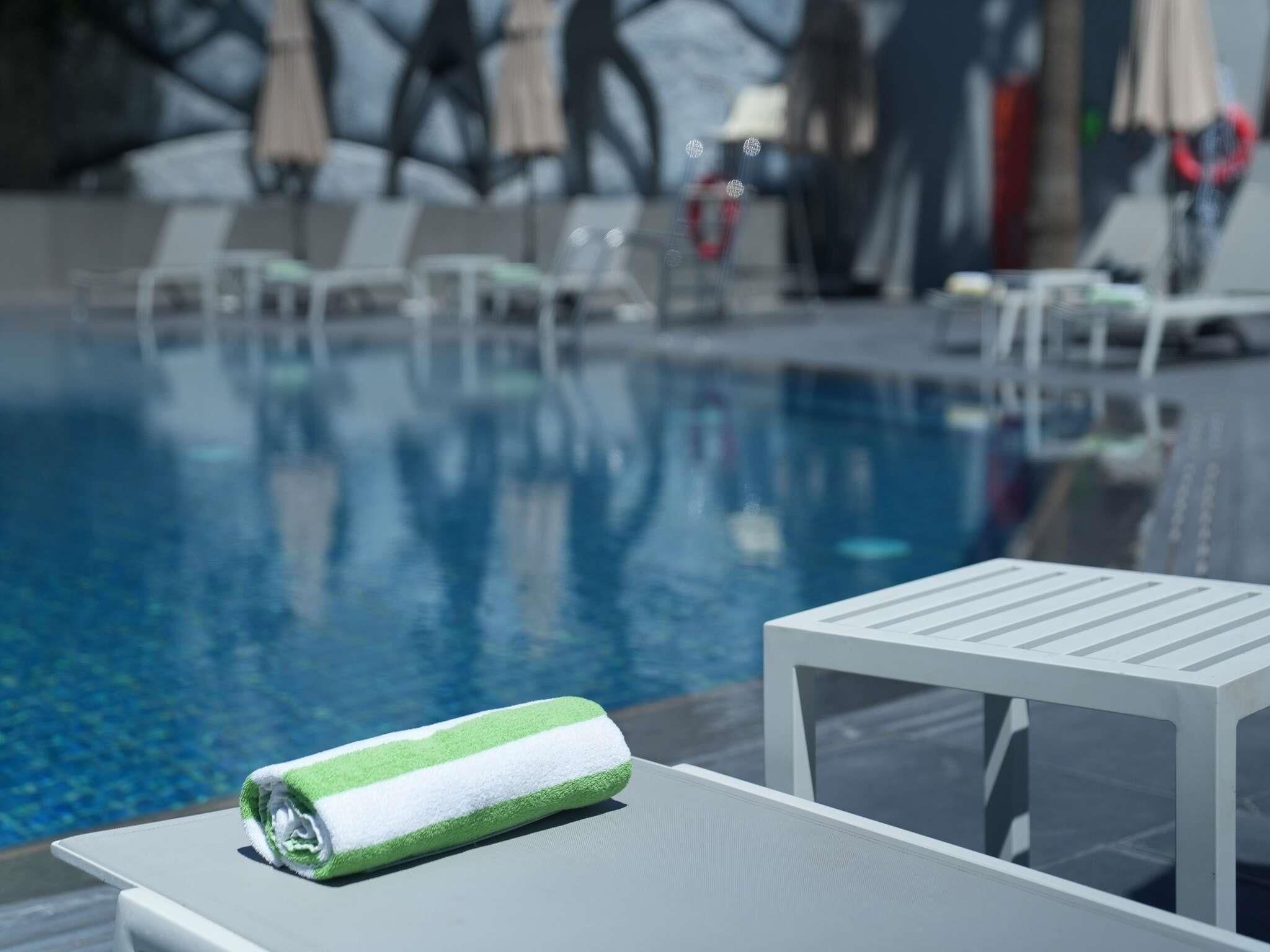 حمّام سباحة خارجي موسمي، مظلات على حمّام السباحة، مقاعد للتشمس