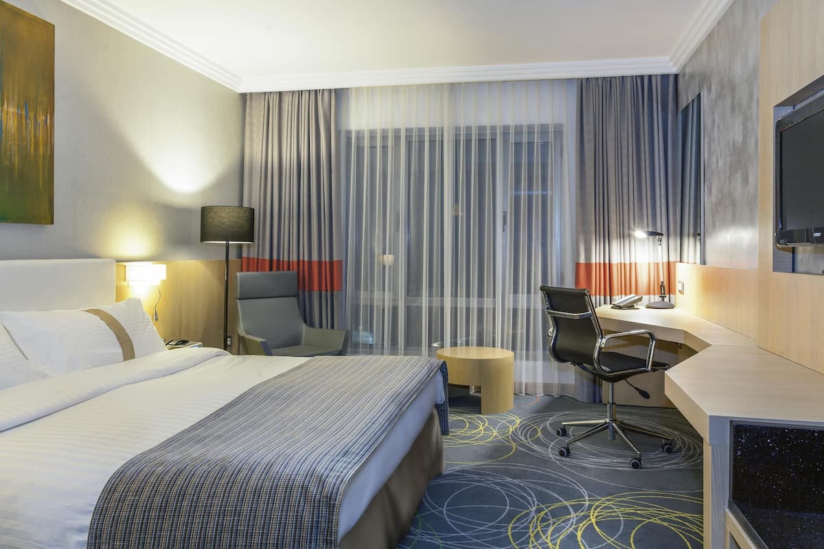1 bedroom, hypo-allergenic bedding, minibar, in-room safe
