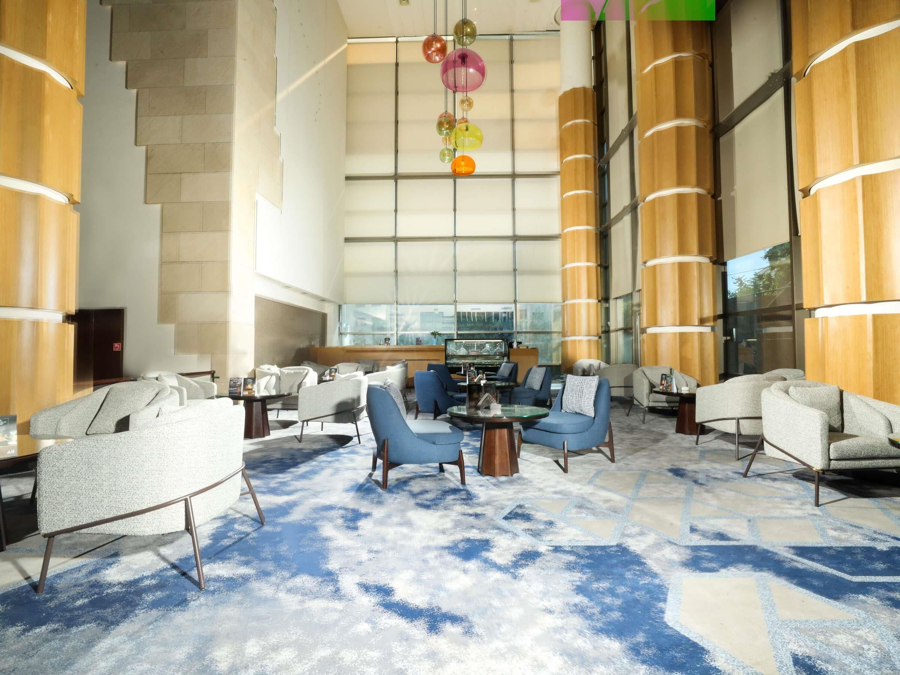 2 restaurantes; se sirven desayunos, almuerzos y cocina internacional 