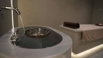 Un baño con lavamanos, una toalla y un espejo.