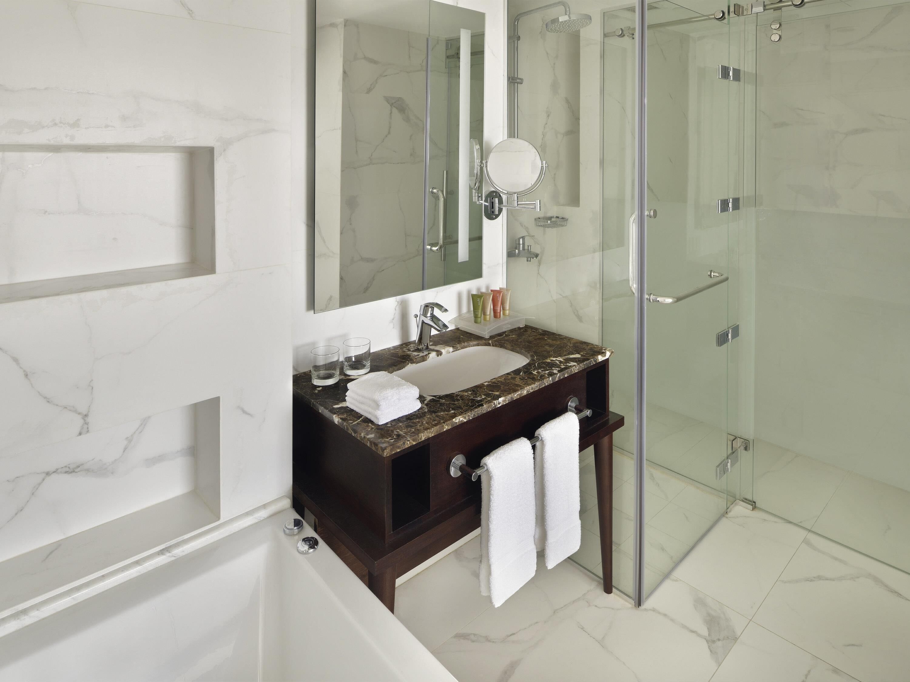 Executive-Suite, 1 Doppelbett, Stadtblick | 1 Schlafzimmer, Allergikerbettwaren, Minibar, Zimmersafe