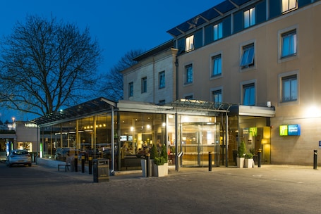 Fachada de la propiedad por la tarde o noche. Holiday Inn Express Bath by IHG