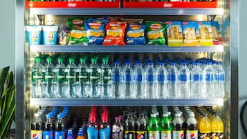 Máquina automática abastecida com lanches, água engarrafada e refrigerantes.