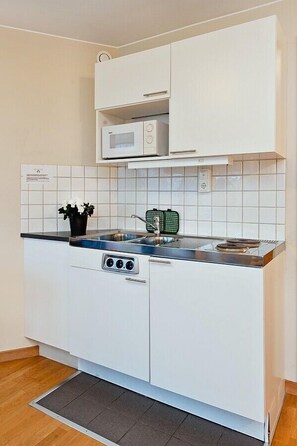 Standard Studio | Private kitchen | Fridge, microwave, stovetop, cookware/dishes/utensils