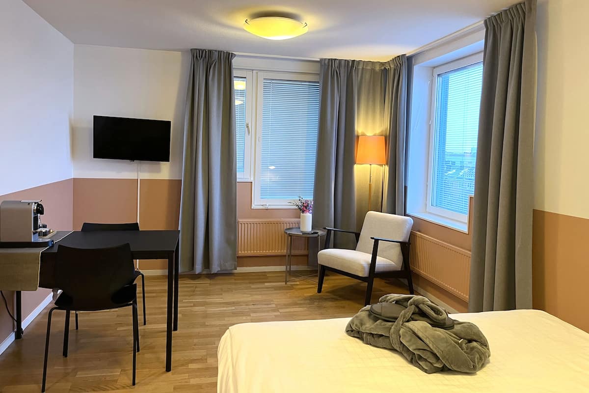 Studio Queen Superior | In-room safe, laptop workspace, blackout drapes, iron/ironing board