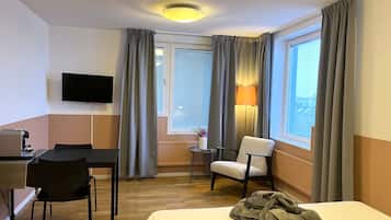 Studio Queen Superior | In-room safe, laptop workspace, blackout drapes, iron/ironing board
