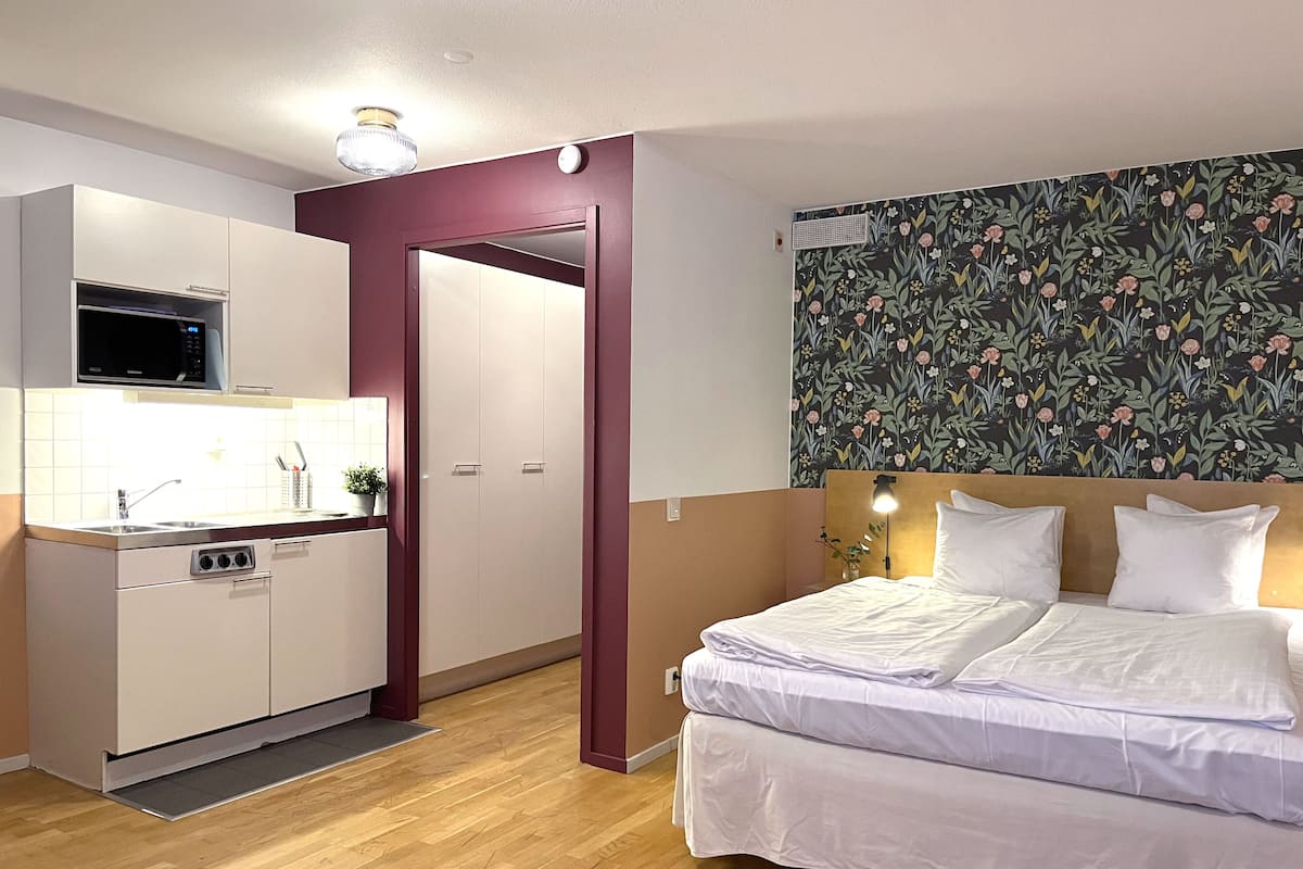 Superior Studio | In-room safe, laptop workspace, blackout drapes, iron/ironing board