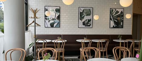 Petit déjeuner continental (105 SEK par personne)