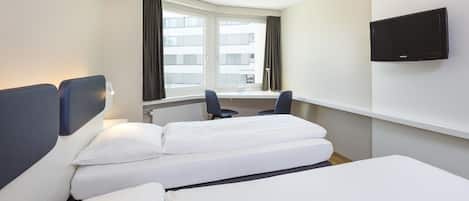 Twin Room | In-room safe, desk, blackout drapes, soundproofing