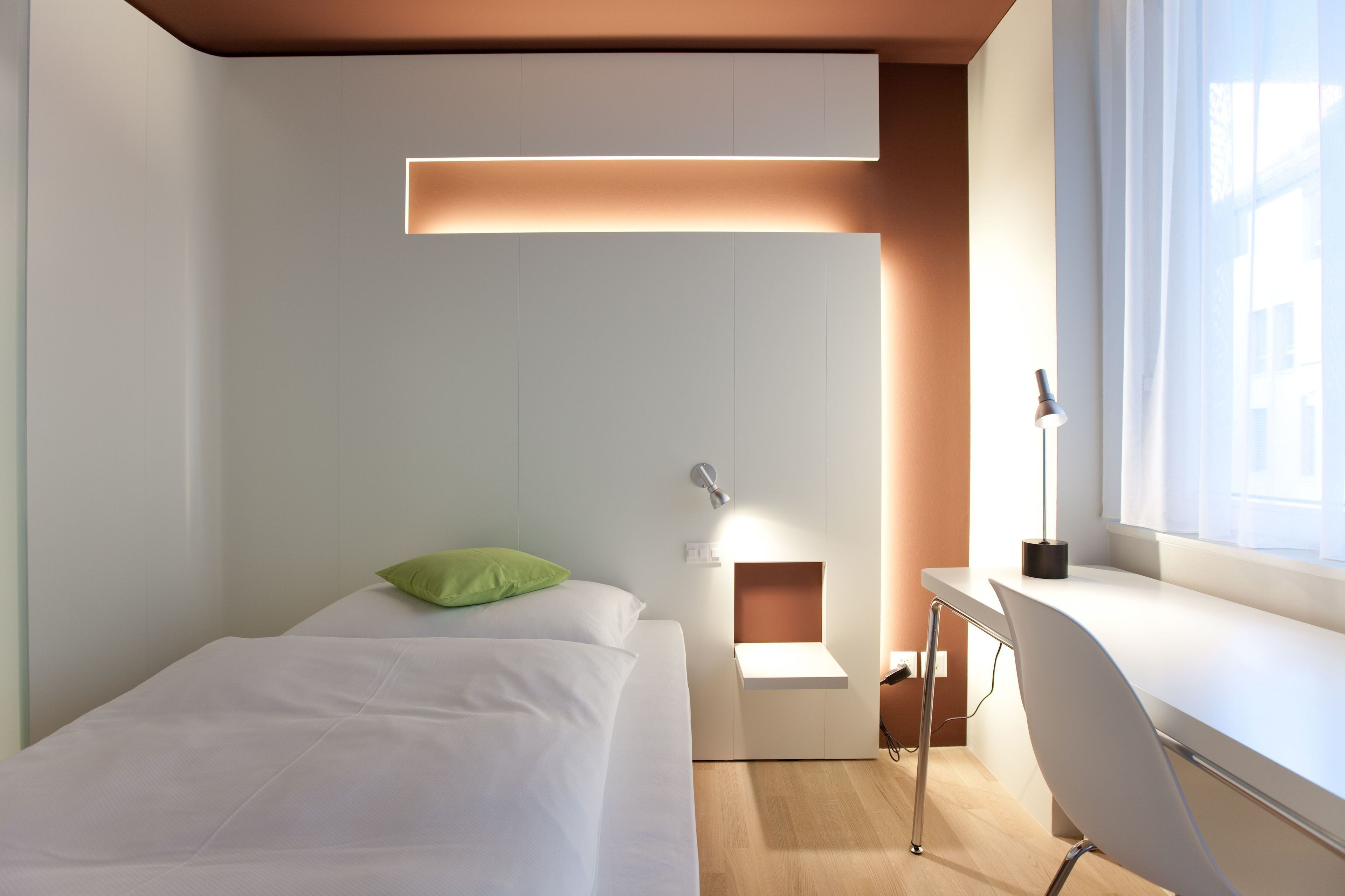 Ropa de cama hipoalergénica y caja de seguridad en la habitación 