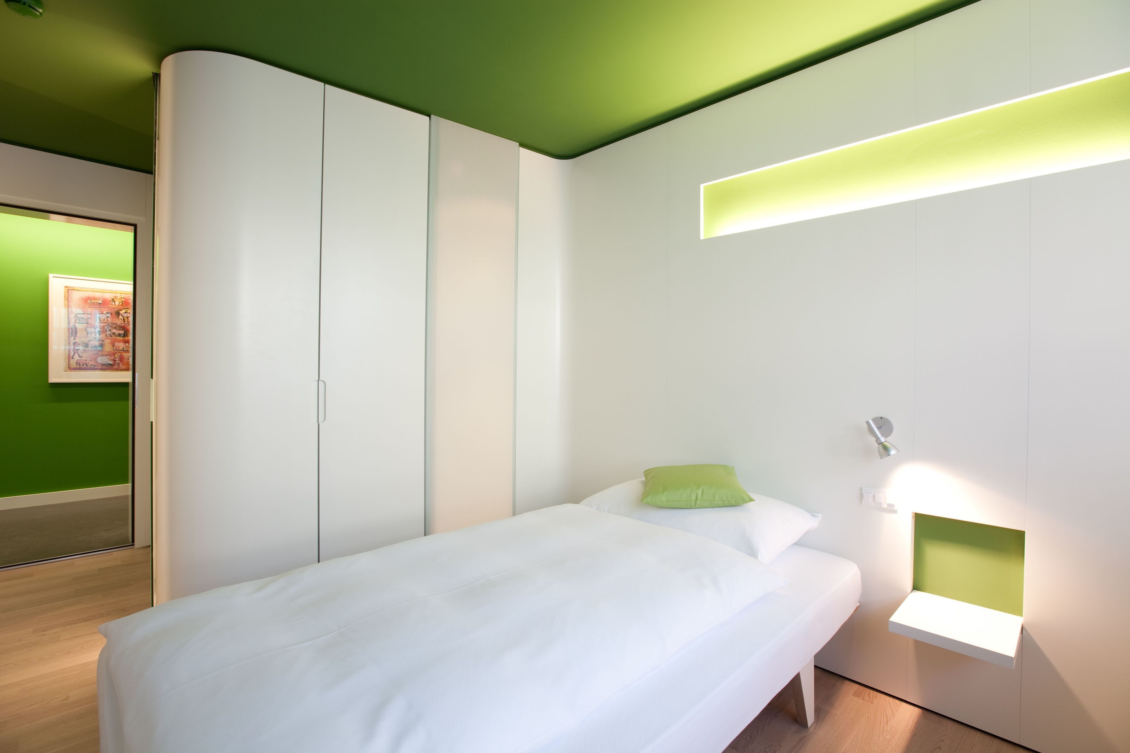 hypo-allergenic bedding, in-room safe, desk, laptop workspace