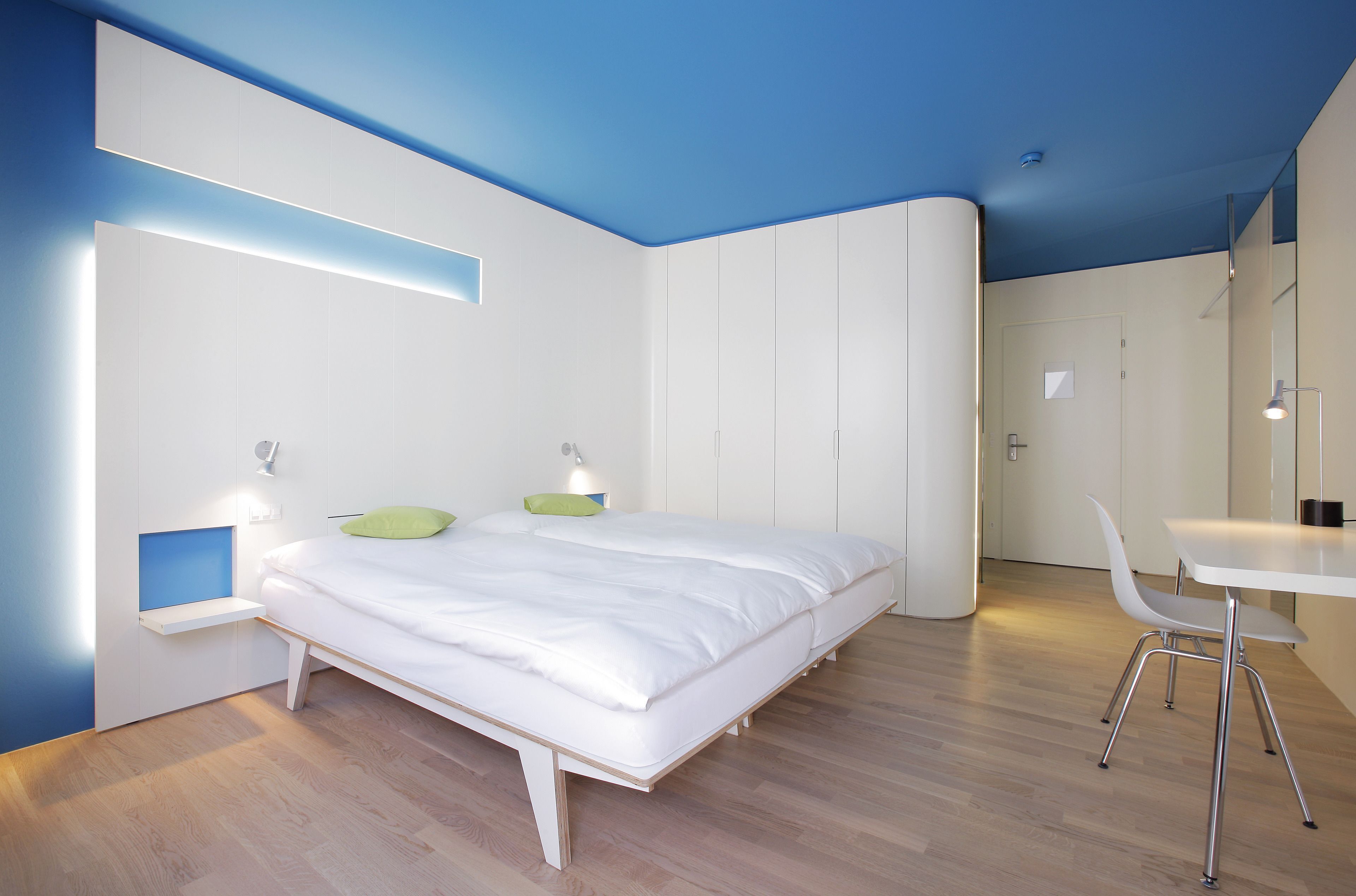 Ropa de cama hipoalergénica y caja de seguridad en la habitación 