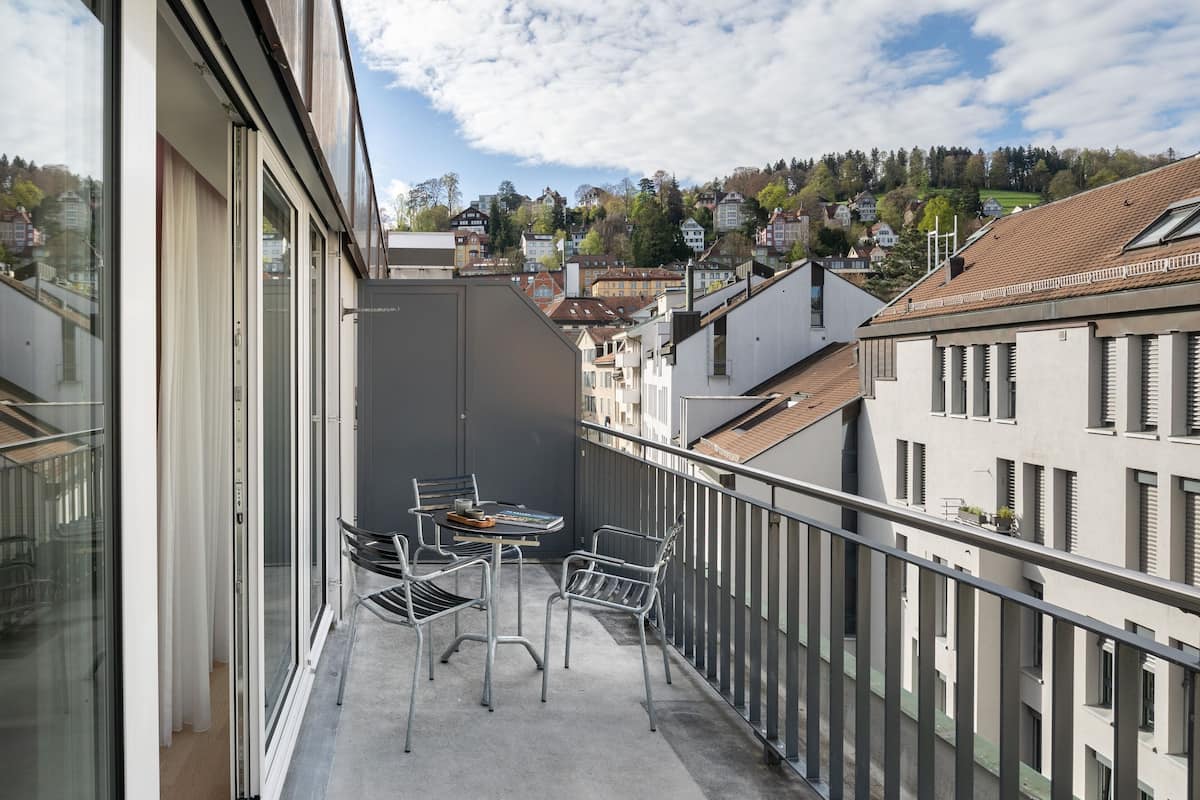 Hypo-allergenic bedding, in-room safe, desk, laptop workspace