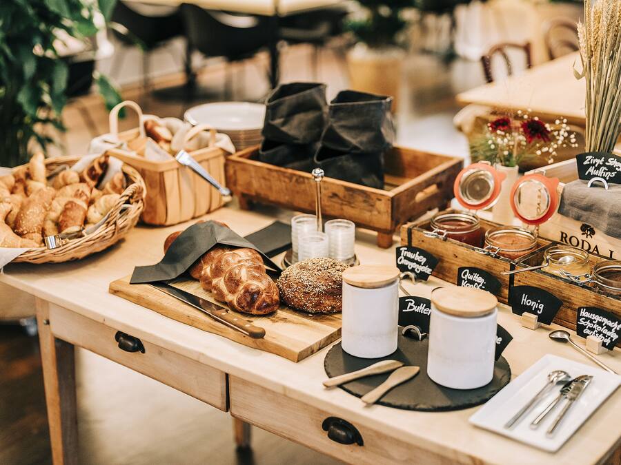 Petit déjeuner buffet servi en semaine (20 CHF par personne)