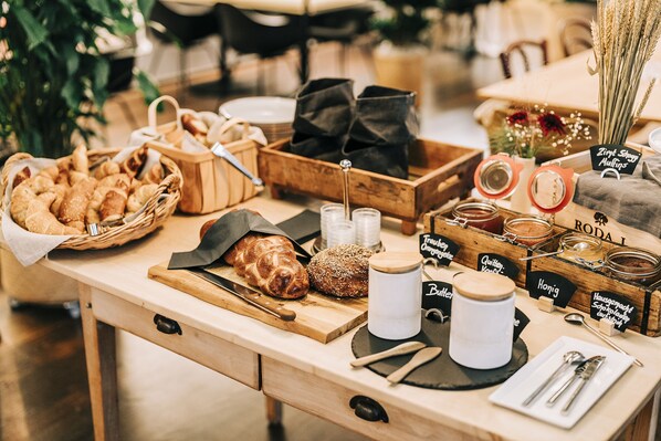 Petit déjeuner buffet servi en semaine (20 CHF par personne)