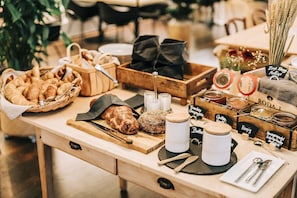 Bữa sáng buffet hàng ngày (20 CHF/mỗi người)