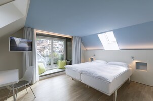 舒适双人房 | 防过敏的被褥、客房内保险箱、办公桌、笔记本电脑工作区