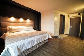 Deluxe Room, 1 King Bed | Premium bedding, in-room safe, desk, soundproofing - Hotel Spa Hacienda Baruk (Zacatecas)