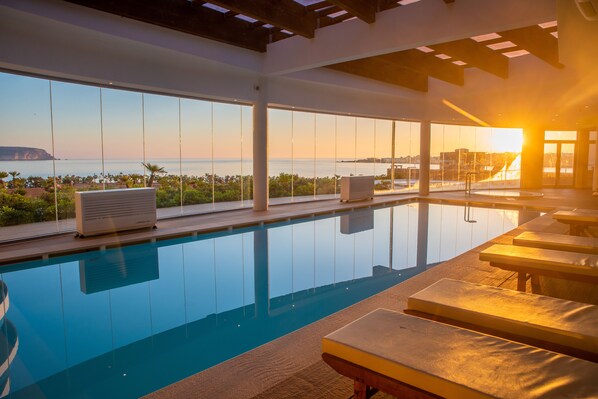 Piscina interna, piscina externa sazonal, guarda-sóis, espreguiçadeiras