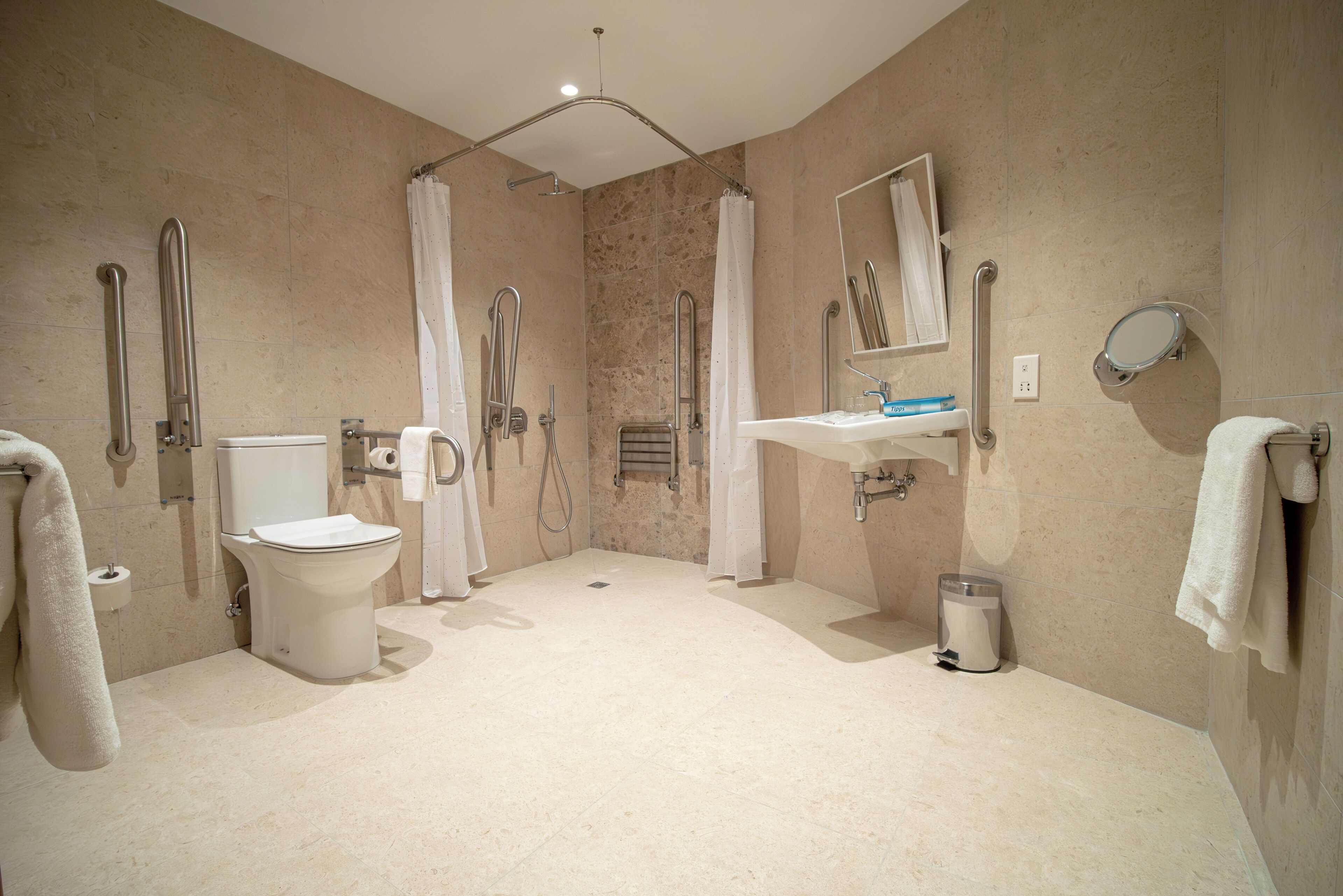 Ein modernes Badezimmer mit Toilette, Bidet, Dusche und Waschbecken.