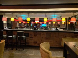 2 bars/lounges, 2 poolside bars, beach bar - Ramla Bay Resort (Mellieha)