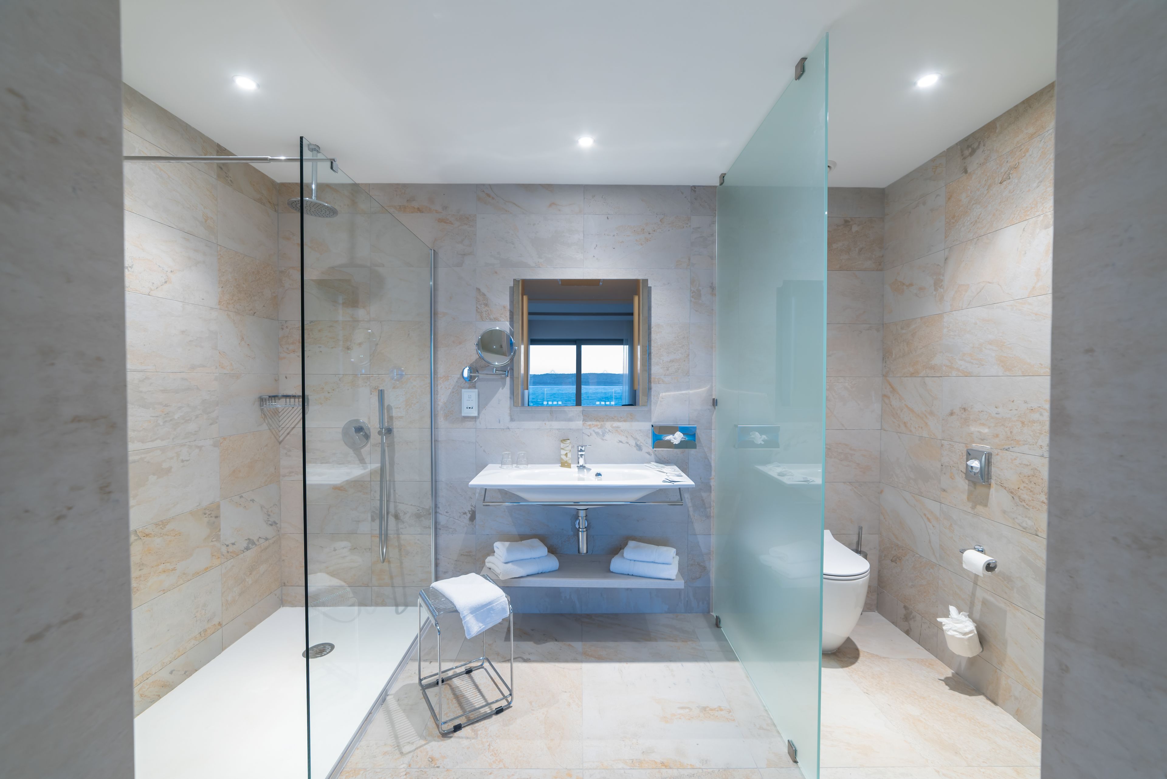 Une salle de bain moderne avec une douche à parois de verre, un meuble-lavabo et des toilettes.