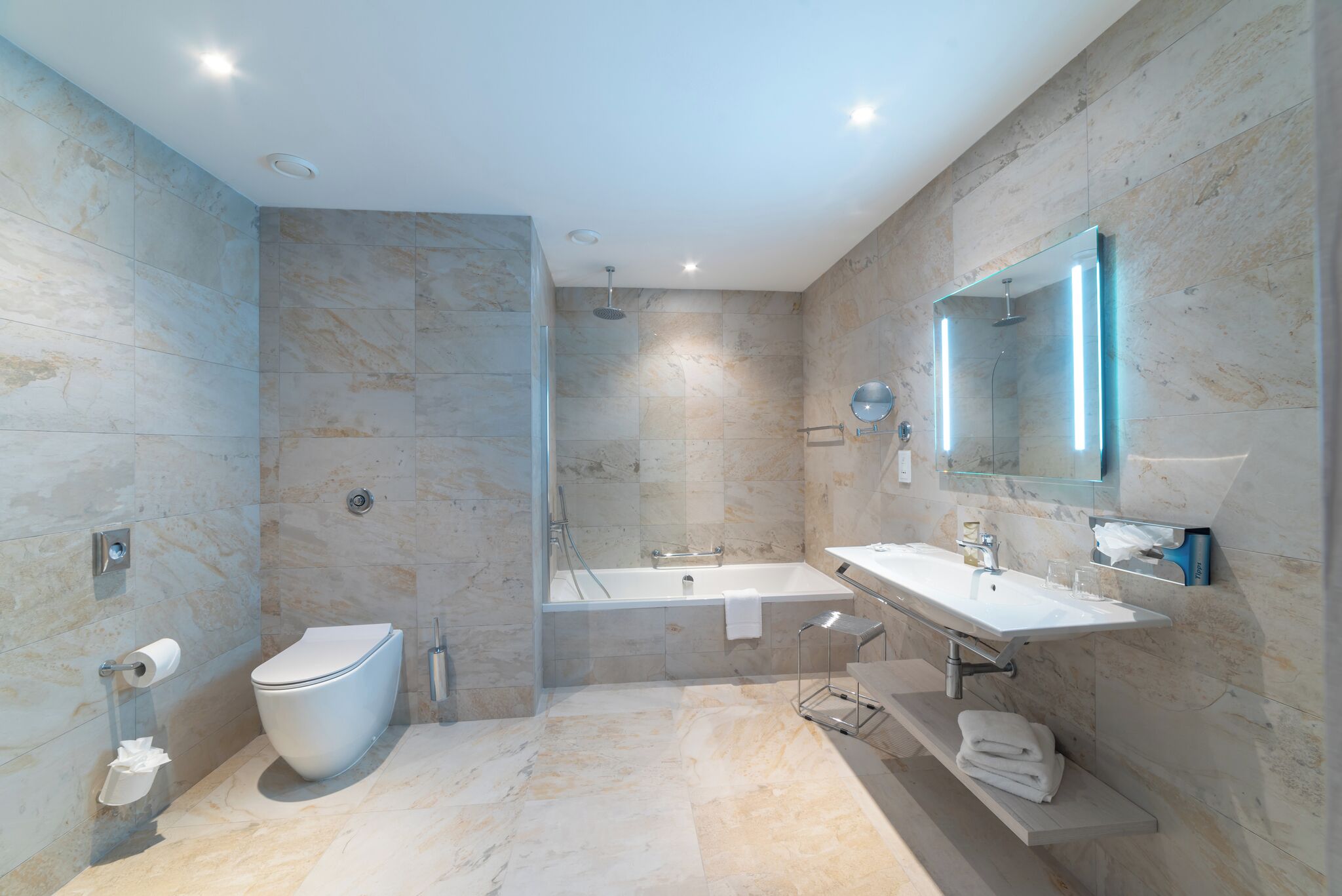 Ein modernes Badezimmer mit Toilette, Dusche und Waschbecken.