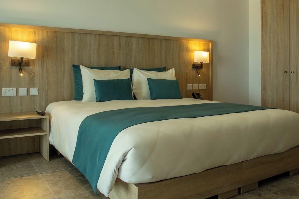 Quarto casal ou duplo conforto | 1 quarto, frigobar, cofres nos quartos, escrivaninha