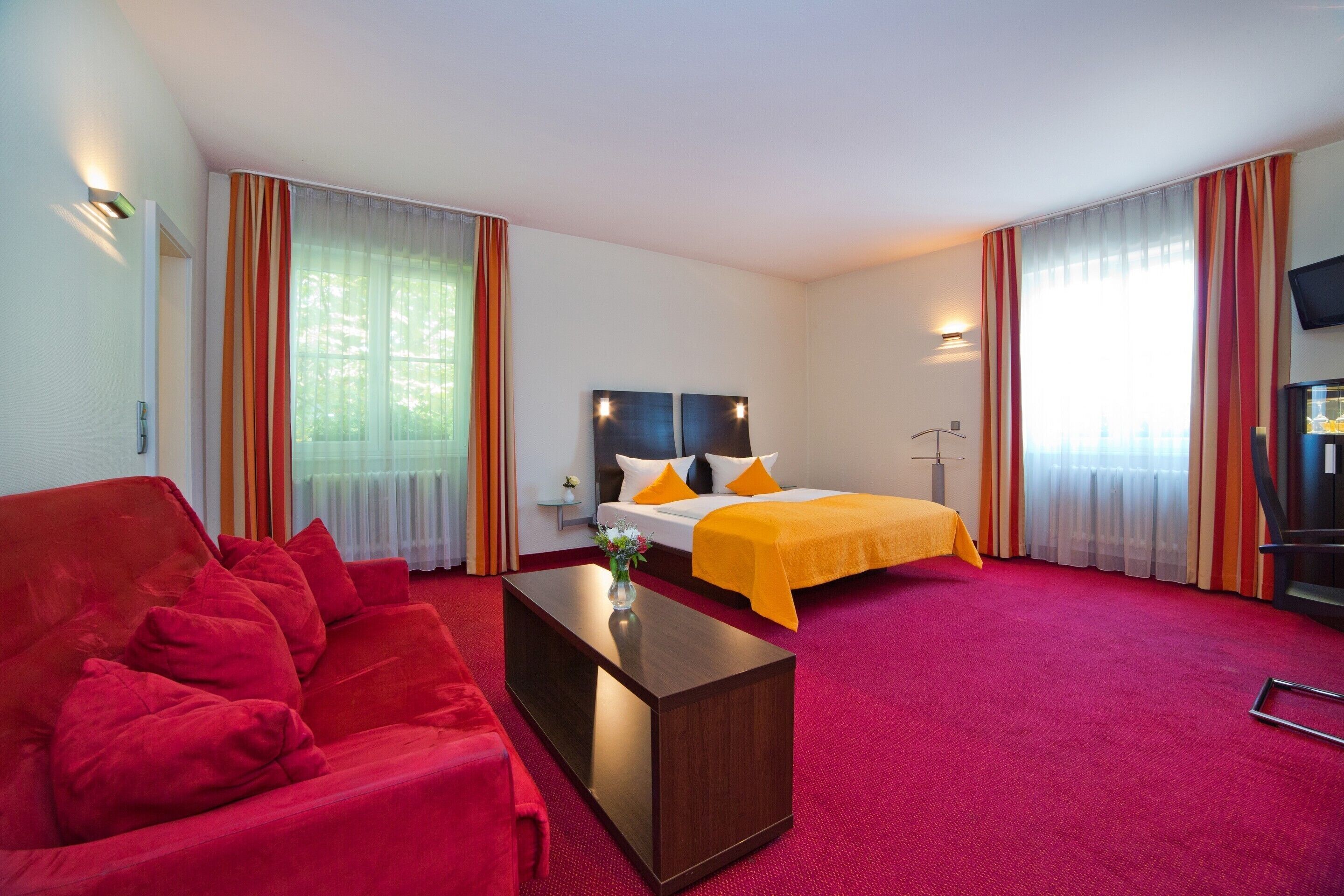 Frigobar, cofres nos quartos, escrivaninha, quartos à prova de som