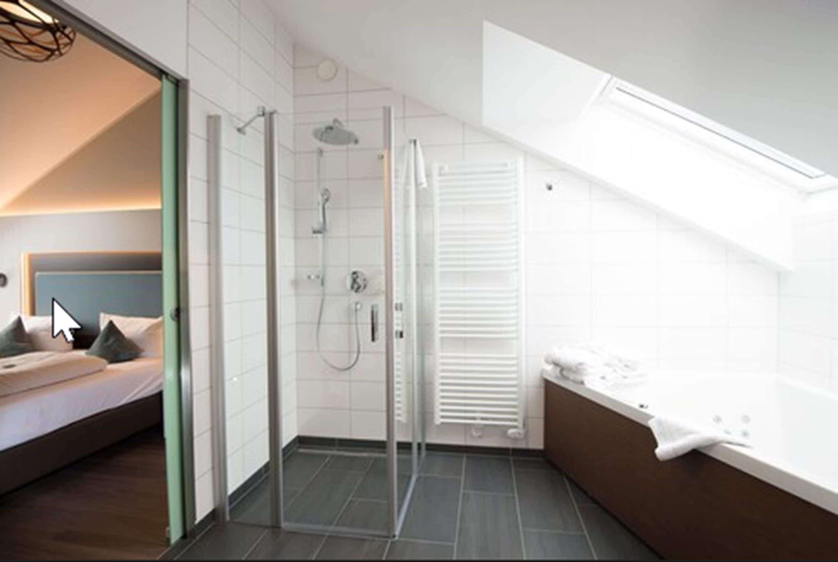 Un baño moderno con ducha, bañera y retrete.