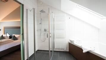 Un baño moderno con ducha, bañera y retrete.