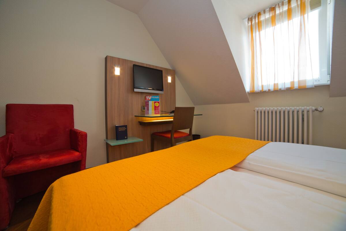 Minibar, safe på rommet, skrivebord og lydisolert