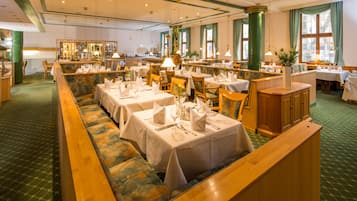 Desayuno buffet (EUR 19.50 por persona)