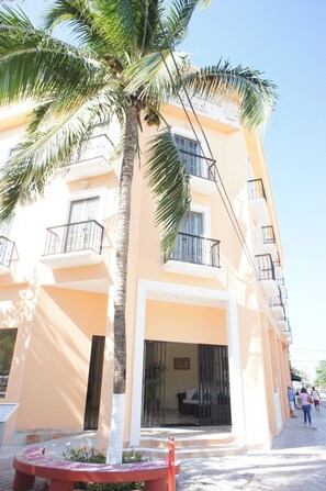 Vista frontal de la propiedad