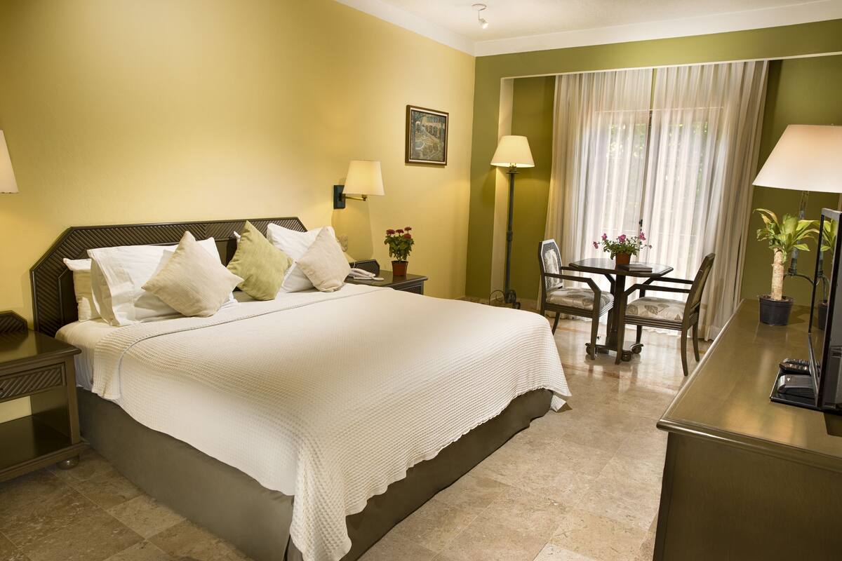 Standard Room | Minibar, in-room safe, blackout drapes, soundproofing