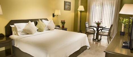 Standard Room | Minibar, in-room safe, blackout drapes, soundproofing