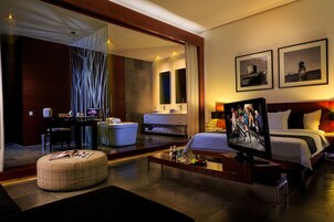 Ropa de cama de alta calidad, cubrecamas y minibar 